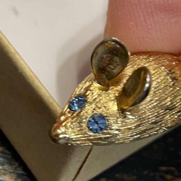 Avon gold tone mouse pin with rhinestone tail and eyes 1.75” - Picture 6 of 8